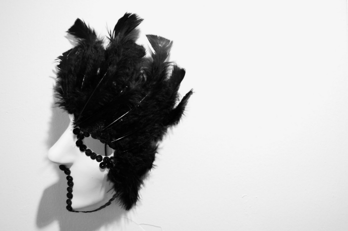 masque deguisement en plumes et paillettes noires, idée pour choisir son déguisement de carnaval en blanc et noir