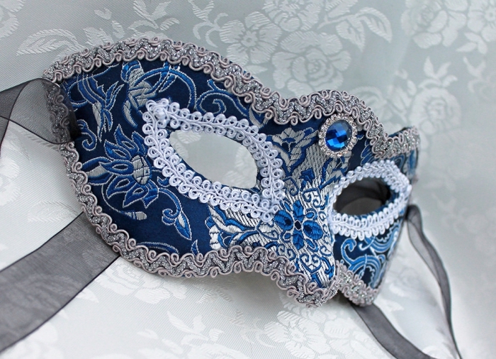 masque carnaval maternelle, déguisement pour visage féminin en argent et bleu aux motifs floraux