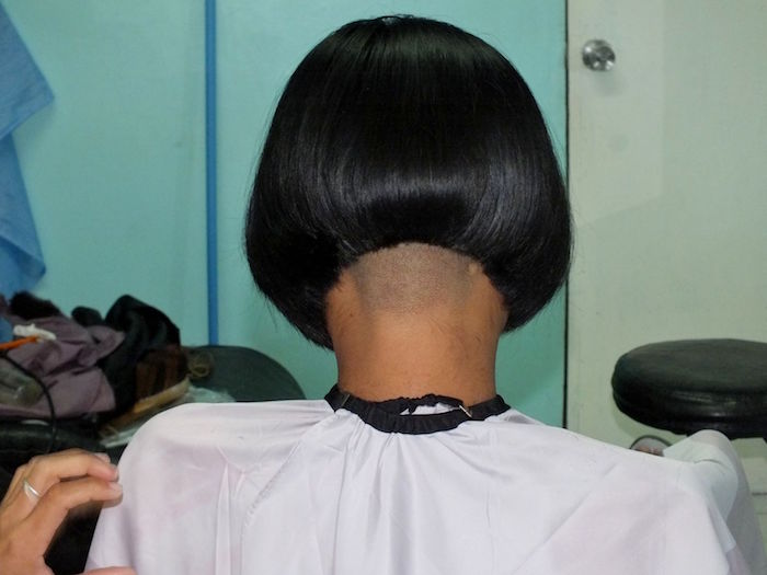 coiffure au carré retro style mireille mathieu avec nuque rasée