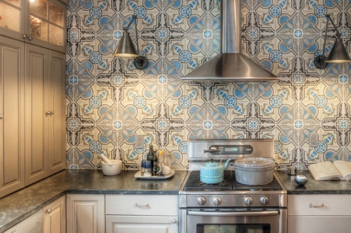 carrelage cuisine mur, meubles de cuisine en bois peints blancs avec poignées argentées, équipement de cuisine métallique