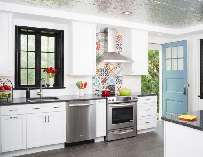 carrelage cuisine, meubles de cuisine blancs avec poignées argentées, cuisine blanche avec carrelage multicolore