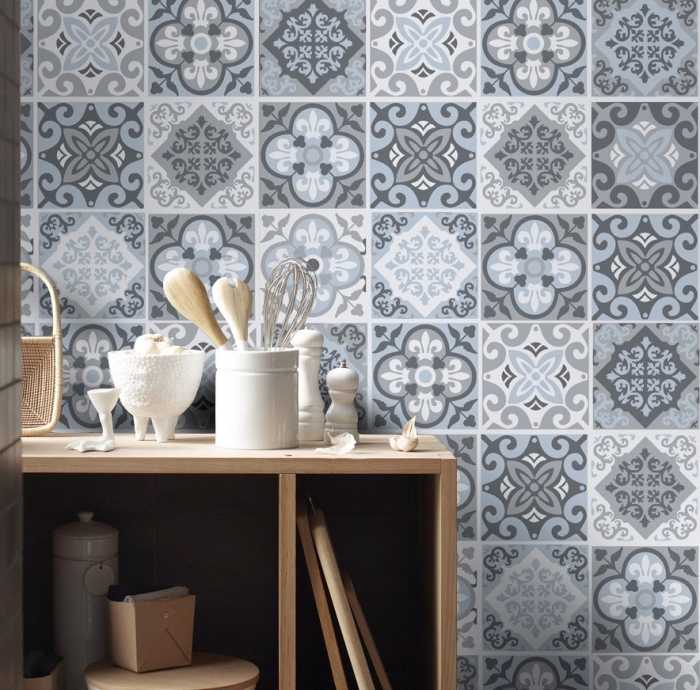 carreaux de ciment, décoration de la cuisine avec meubles et objets en bois, revêtement mural de la cuisine en carrelage de ciment bleu et gris
