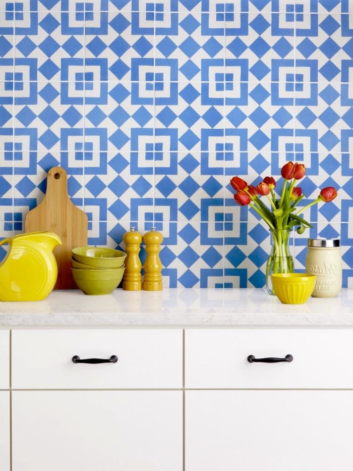 carreaux de ciment cuisine en blanc et bleu aux motifs géométriques, objets décoratifs pour la cuisine en jaune et vert