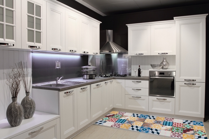 idee deco cuisine, aménagement de cuisine d'angle moderne avec carreaux de ciments multicolore