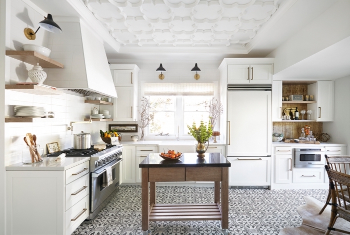 credence carrelage blanc, plafond de cuisine blanc avec décoration florale en plâtre, revêtement de sol en blanc et noir