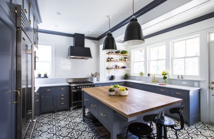 carrelage cuisine blanc d'imitation briques, meubles de cuisine en bois peints bleu foncé mat, plancher au carrelage blanc et noir