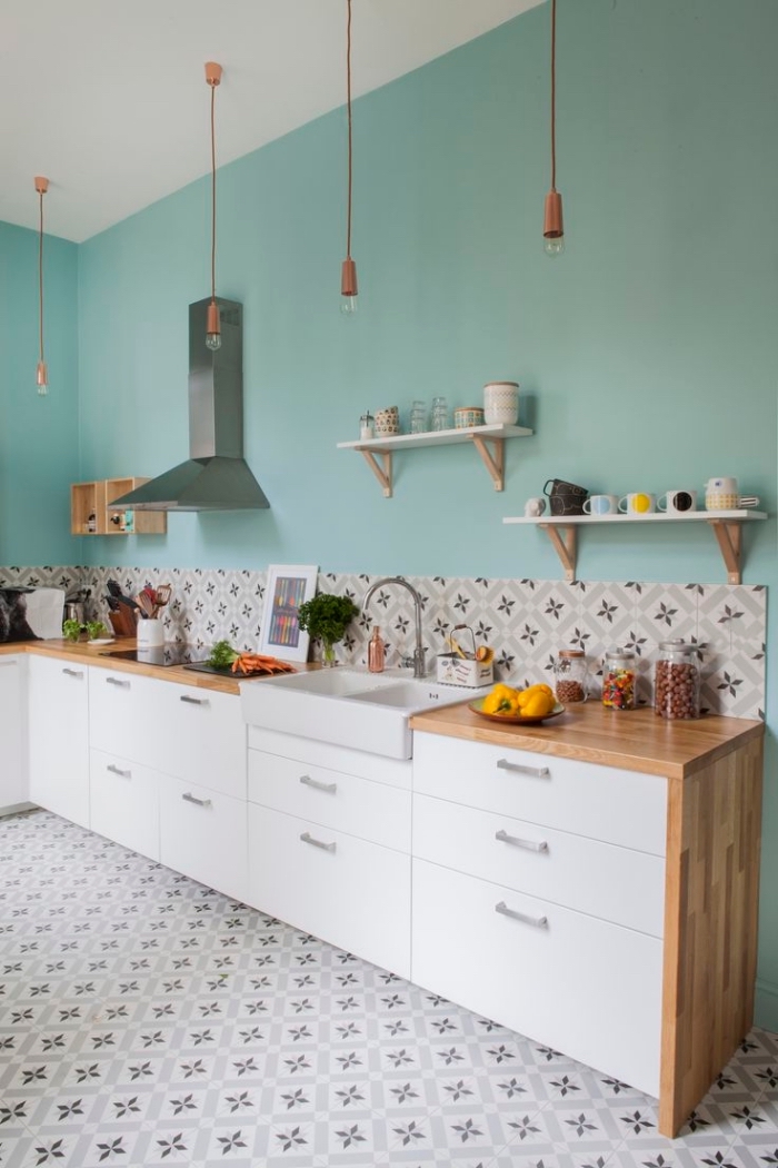 idee deco cuisine, meubles de cuisine blancs avec comptoir en bois clair, peinture murale de nuance vert turquoise