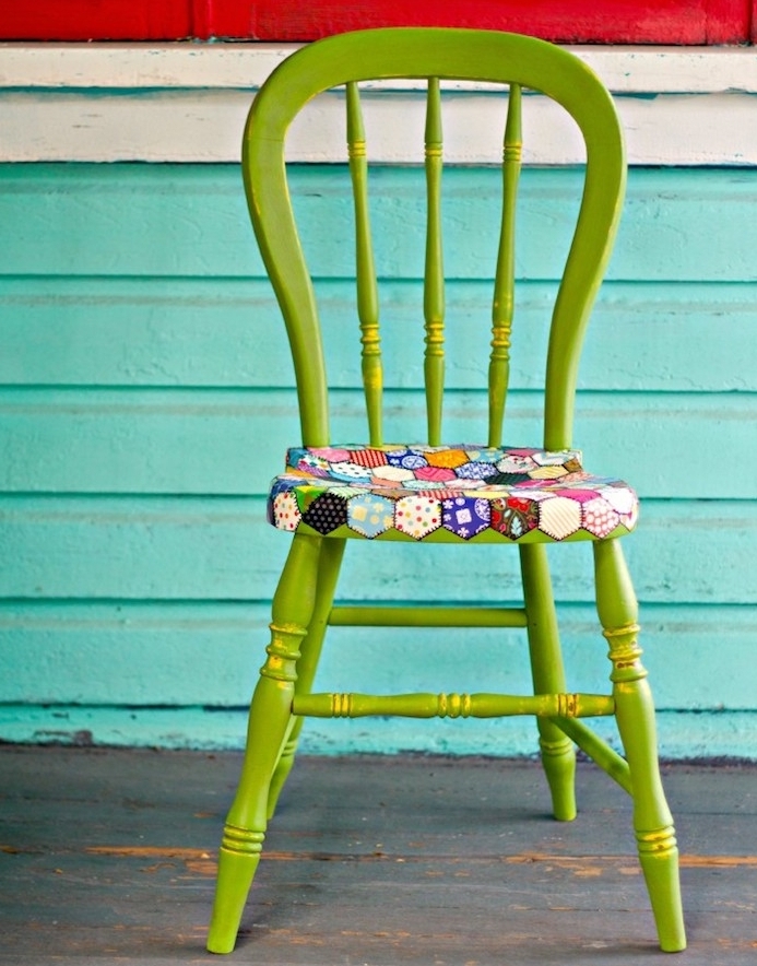 exemple de chaise relookée de peinture verte, et assise colorée à motifs variées, idée peinture pour meuble