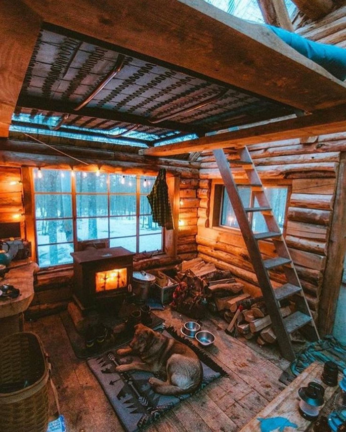 chalet dans la montagne, échelle en bois, plateforme pour lit sous la toiture