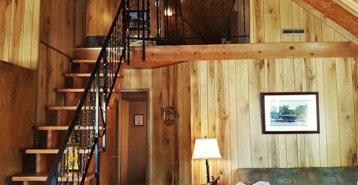 chalet loft en bois, escalier loft avec rambarde fer forgé, intérieur cosy et chaleureux, 