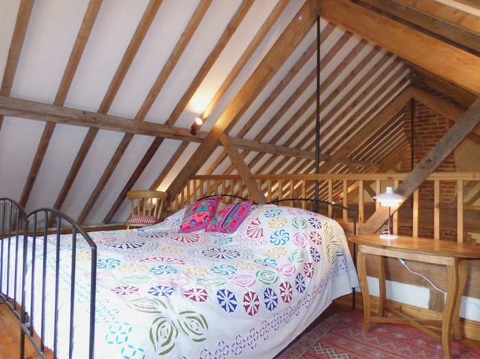chalet avec petit mezzanine, petite chambre en style boho, chambre attique