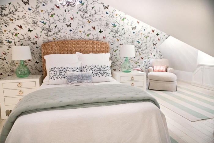 decoration chambre mansardée adulte, tapis rayé en blanc et vert pastel, couverture de lit en vert pastel, tête de lit marron en fibre végétale