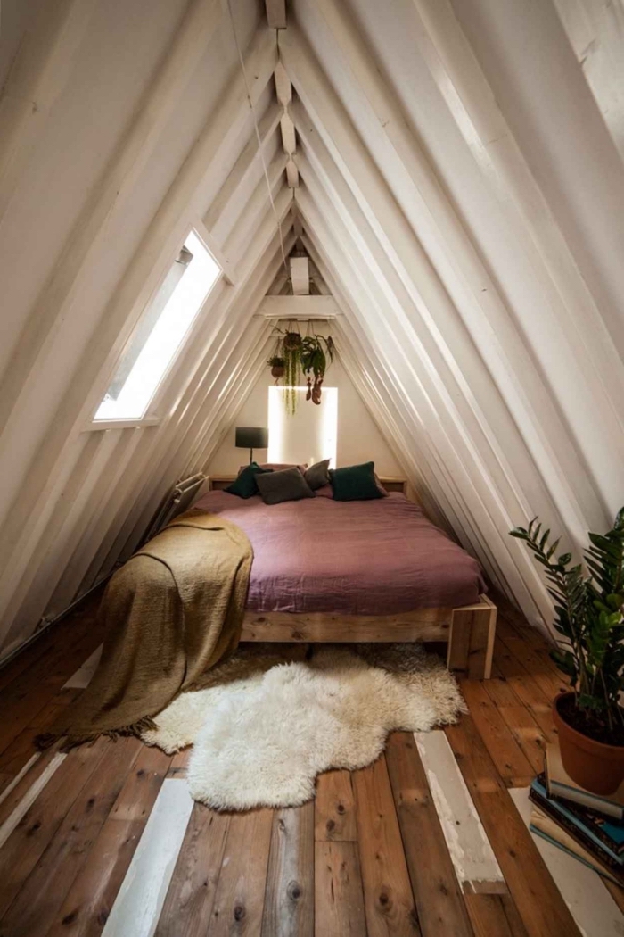 idee deco chambre mansardée, modèle de lit en bois avec matelas et couverture en violet et plaid en couleur kaki beige