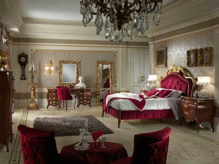 chambre baroque, lustre baroque, papiers peints gris, miroirs encadrés dorés