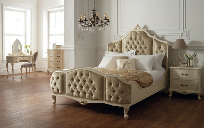 chambre baroque, lit couleur champagne, plafonnier baroque, petite cioiffeuse victorienne, chevet couleur crème
