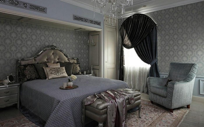 chambre baroque, tête de lit et banquette de lit taupe, rideaux noirs, papier peint baroque