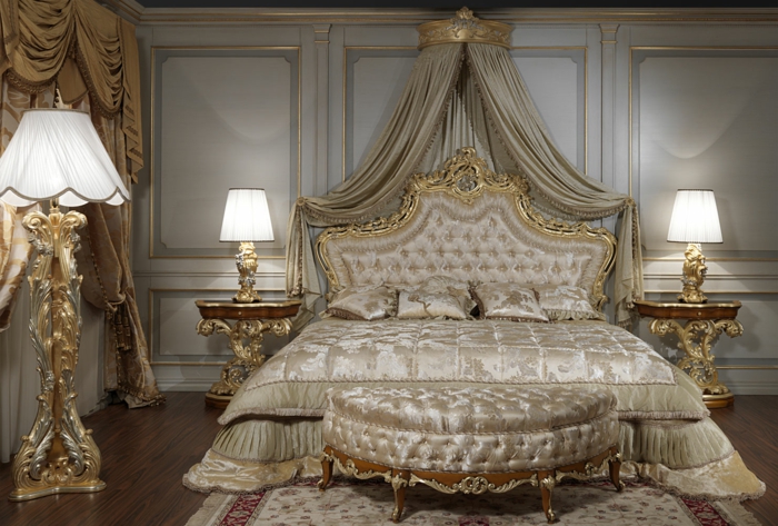 chambre baroque, lit baroque avec ornements dorés, lampes de sol baroques