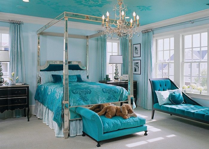 chambre de luxe moderne, chambre en bleu avec plafonnier magnifique, grande banquette capitonnée
