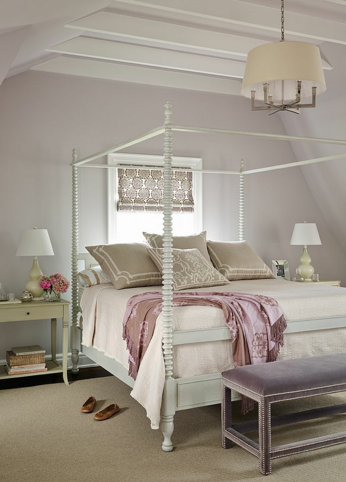 chambre de luxe moderne, murs gris, lit baldaquin, tapis taupe, banquette de lit grise