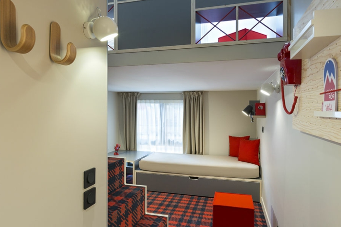 chambre avec mezzanine, chambre d'enfant de deux niveaux, tapis carré en rouge et bleu