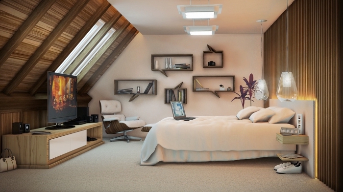 décoration chambre, meubles en bois clair, plafond en bois marron foncé avec poutres, fauteuil en cuir blanc et marron