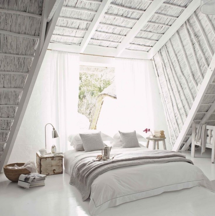 chambre d ado fille, pièce blanche sous grenier avec rideaux longs et blancs, table de chevet en bois style vintage
