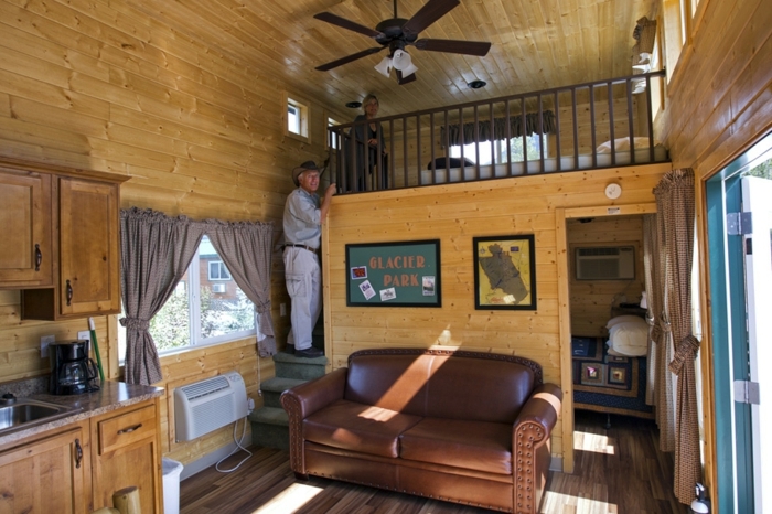 chambre mezzanine, plafond en bois canapé en cuir, cuisine séjour et chambre à coucher