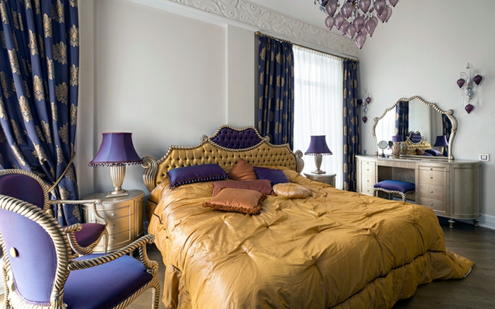 chambre romantique, couette de lit couleur moutarde, chaises bleues, lampes bleues