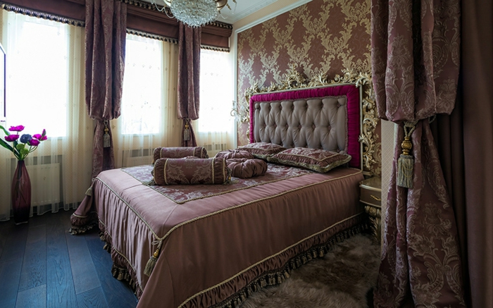 chambre romantique, tête de lit rectangulaire, design capitonné, planches bleues au sol, grand vase sur le sol, papier peint baroque