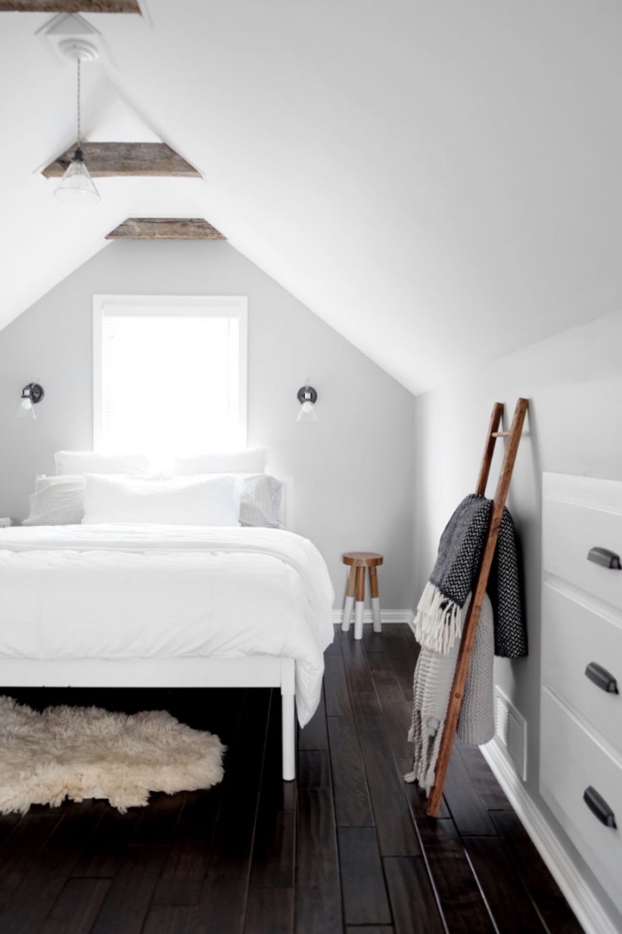 déco chambre sous pente, aménagement petit espace aux murs blancs et plafond en bois foncé avec petite fenêtre