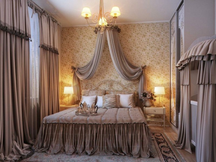 chambre victorienne, plafonnier baroque, papier peint végétal, lampes de chevet 
