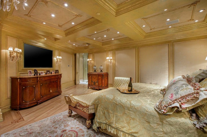 chambre à coucher luxueuse, meuble de tv en bois, tv écran plat, plafond décoré