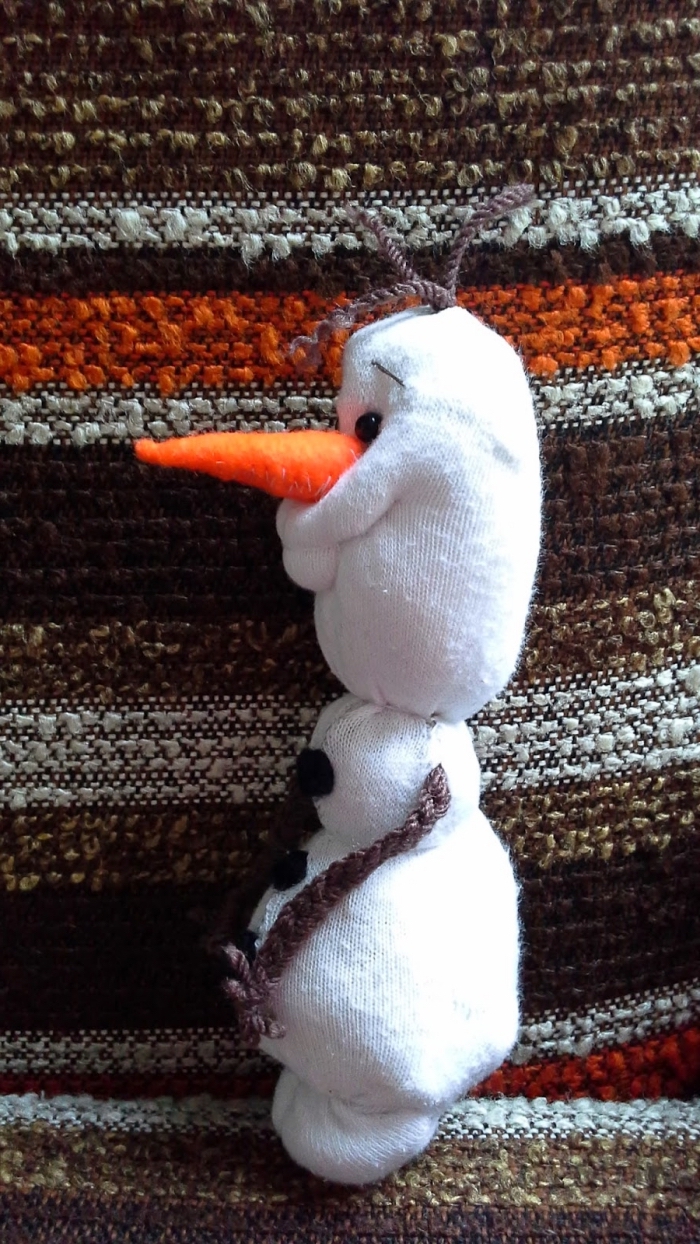 bonhomme de neige chaussette, figurine Olaf au nez orange avec manches marron et boutons noirs
