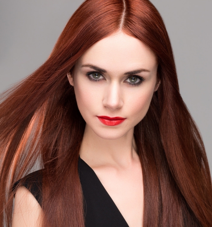 couleur auburn cheveux, coiffure pour cheveux longs et raids avec reflets rouges, robe noire avec décolleté en V