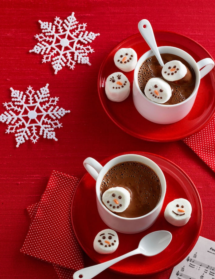 chocolat chaud avec guimauves décorés à motif bonhomme de neige, idée de recette de dessert de noel facile