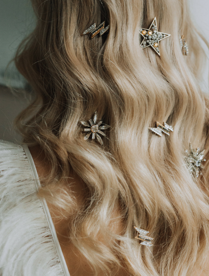 exemple de coiffure facile cheveux long, cheveux blond bouclés et accessoires bijoux pour cheveux motifs étoile, flacon de neige