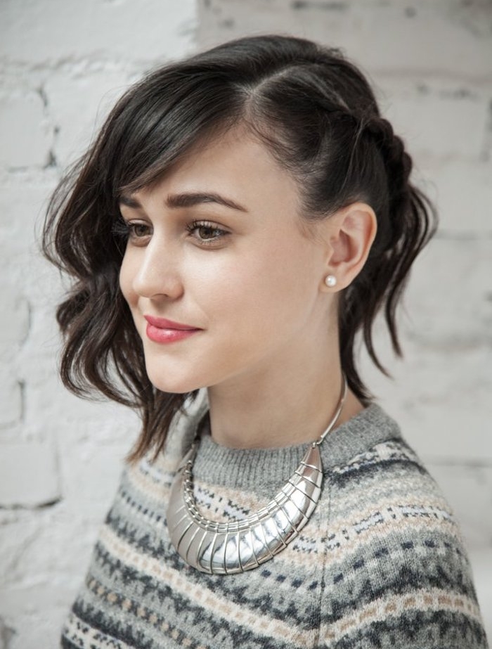 coiffure noel cheveux court, carré plongeant ondulé avec frange de côté et petites tresses, pull gris