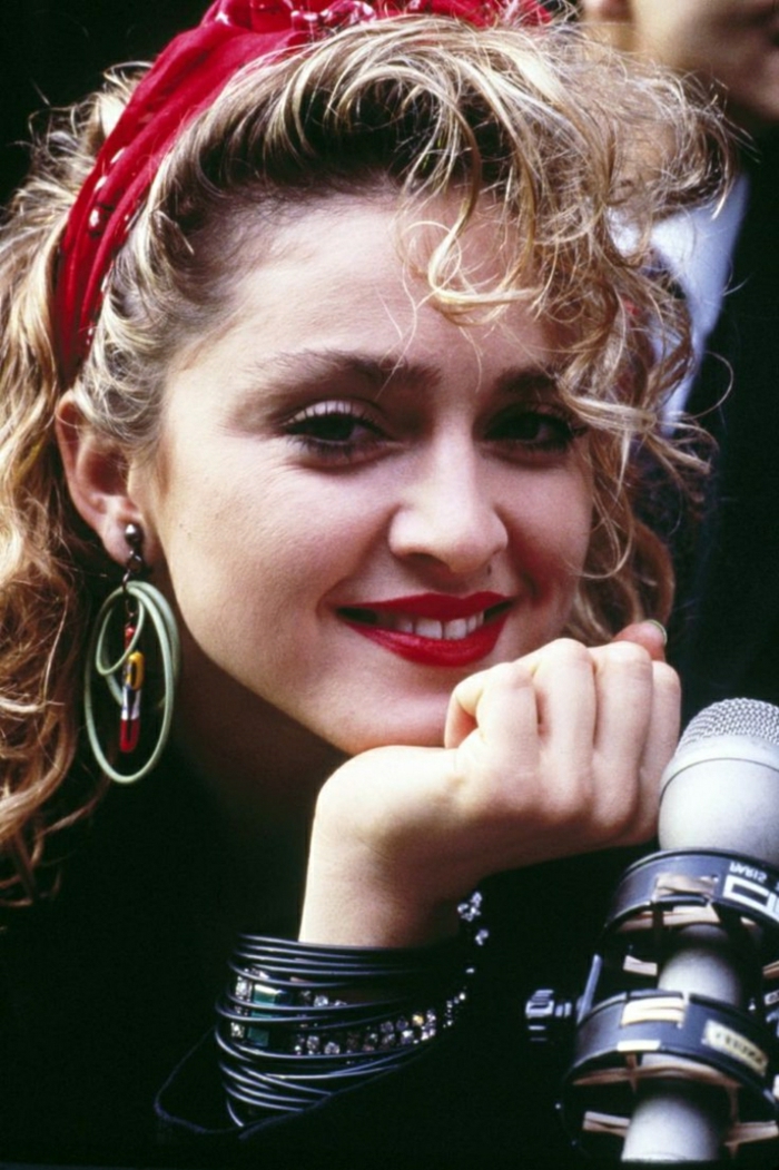 coiffure headband, Madonna dans les années 80, bandeau rouge et boucles d'oreille