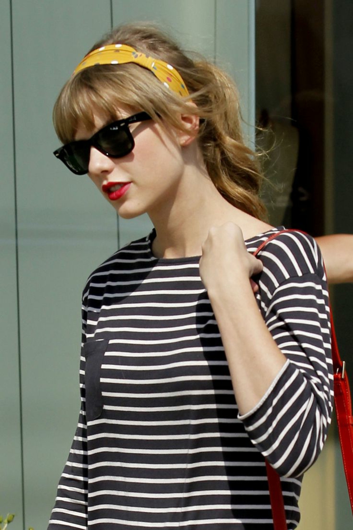 coiffure headband Taylor Swift, blouse rayée, lunettes de soleil tendance