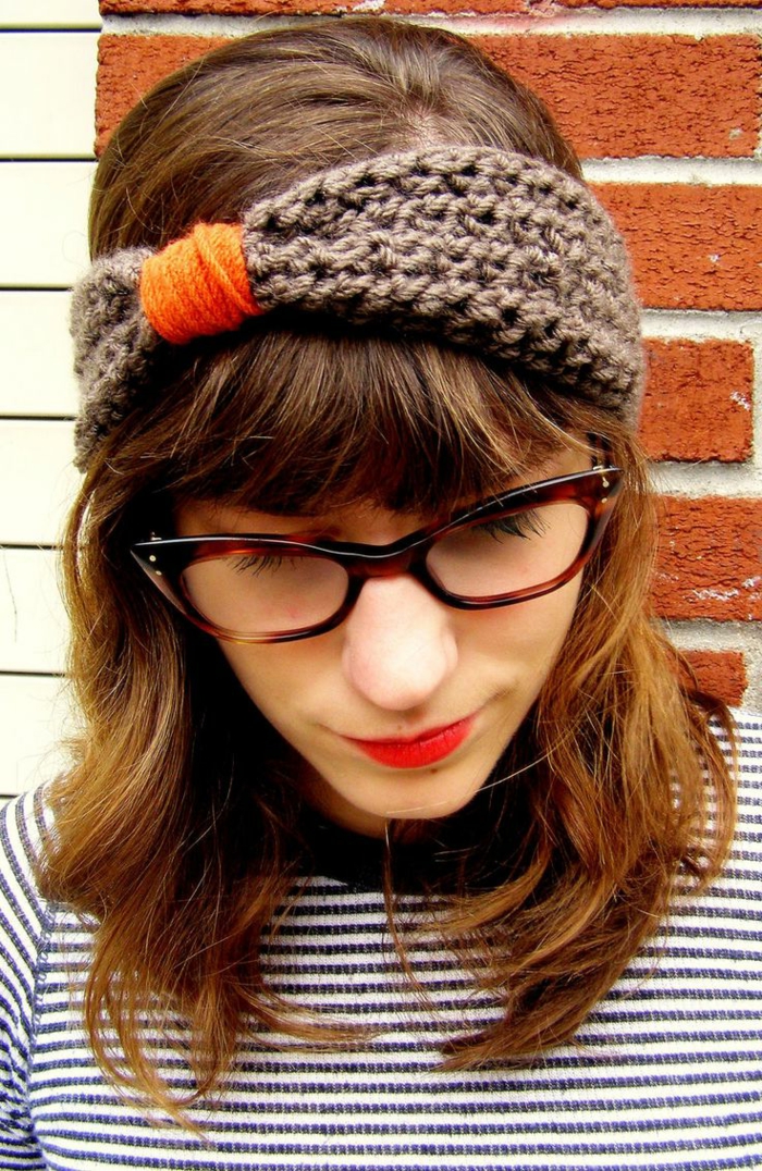coiffure headband, bandeau tricoté en gris et orange, cheveux mi-longs, frange courte