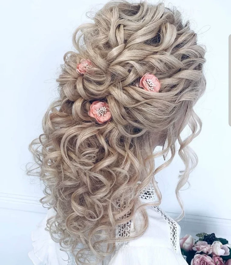 coiffure romantique femme cheveux longs boucles fleurs dans les cheveux