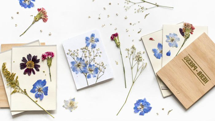 art floral original réalisée avec des pétales de fleurs séchées pour personnaliser une carte de voeux