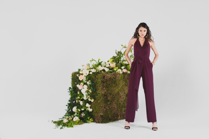 combinaison pantalon femme mariage, modèle de combinaison avec ceinture en bordeaux combiné avec sandales noires