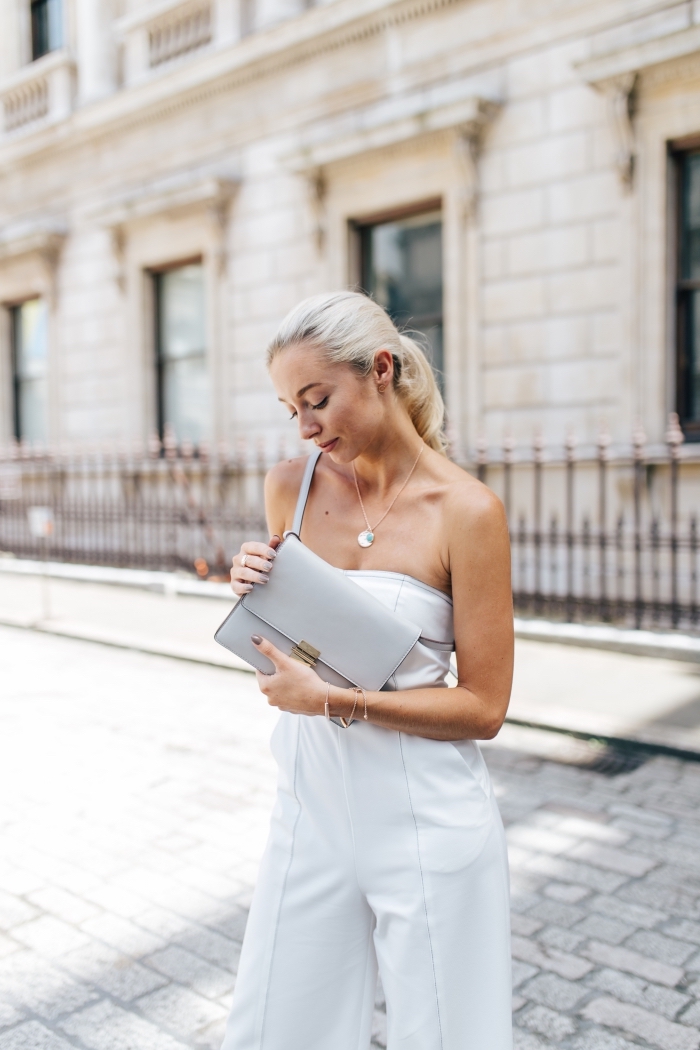 tenue ceremonie femme pantalon, coiffure simple en cheveux attachés en queue de cheval, modèle de pochette grise