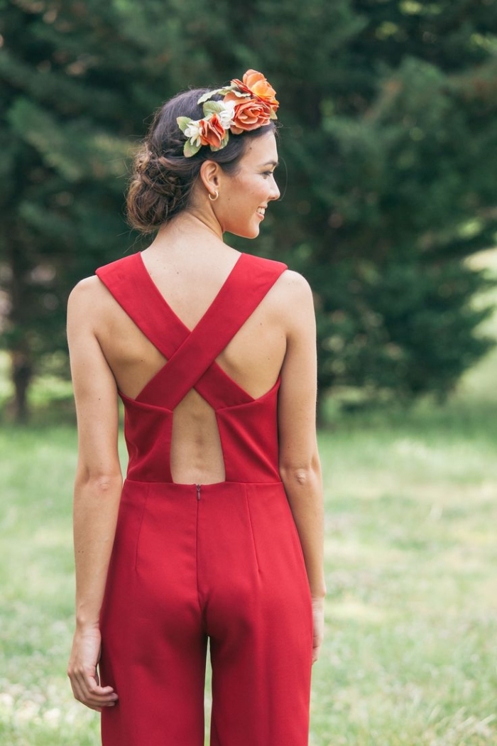 tenue ceremonie femme pantalon, modèle de combinaison rouge porté avec couronne de fleur sur les cheveux