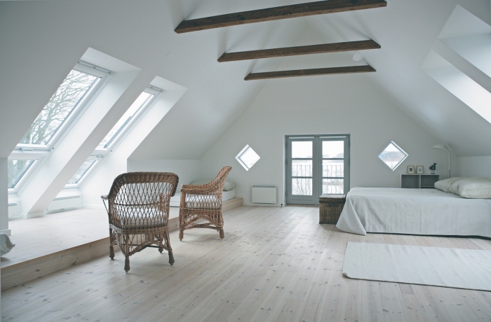 deco chambre, pièce aux murs blancs avec poutres et plancher en bois stratifié, panier et chaises en fibres végétales