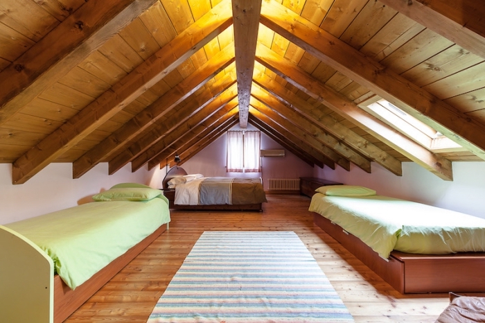 chambre mansardée, idée comment décorer la chambre d'enfant au grenier avec deux lits, linge de lit en vert