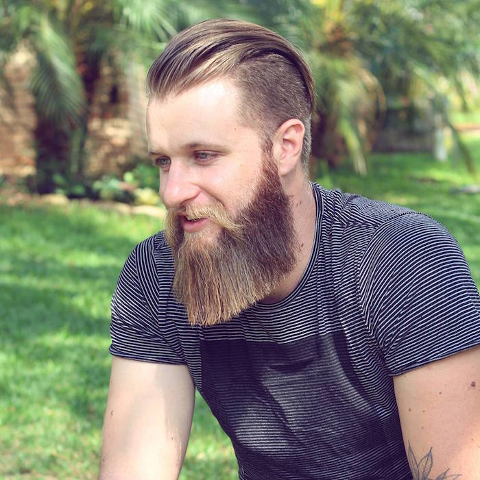 comment avoir une barbe épaisse à la modeet coupe long dessus court cotés