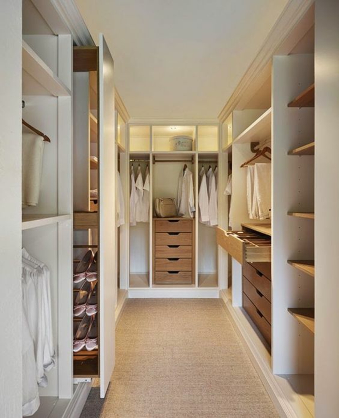 rangement chambre boudoir dressing avec des armoires symétriques des deux cotes, des tiroirs glissants et des espaces de rangement pour les chaussures 