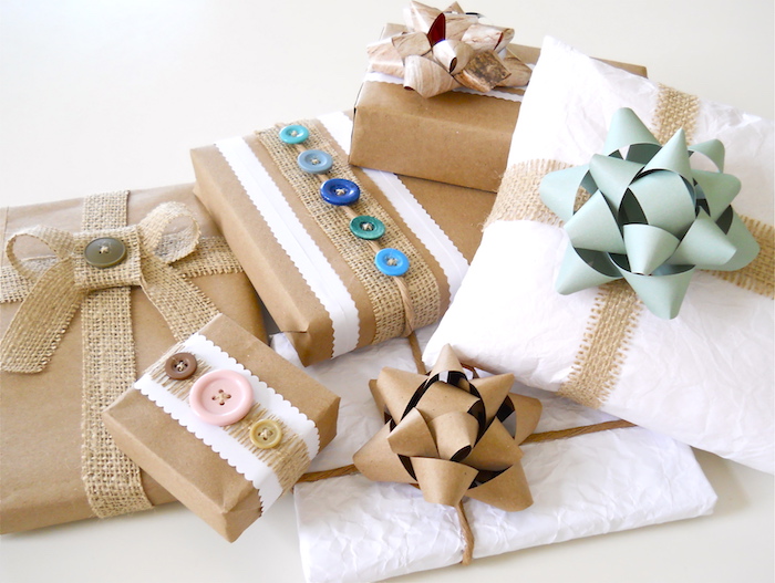 exempla emballage cadeau original avec des matériaux recyclés, bandes de jutes et boutons de couleur et taille différente, rubans simples